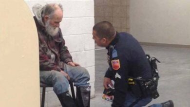 Photo of St.ore asks police to re.move stu..bborn homeless man, offi.cer looks at his feet and discovers the sad truth