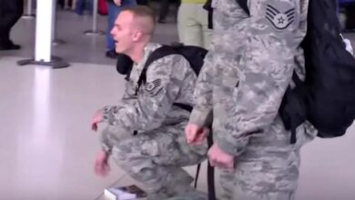 Photo of Serviceman Drops To His Knees When His Parents Aren’t There To Greet Him