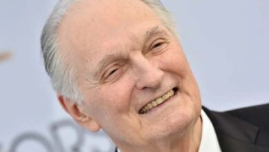 Photo of Alan Alda Describes His “Biggest Struggle” After Being Diagnosed with Parkinson’s Disease.