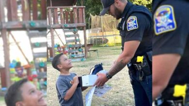 Photo of Police officer surprises 7-year-old boy selling lemonade