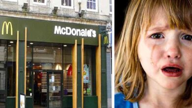 Photo of Little Girl Rushed Out Of McDonald’s Bathroom Crying, Then Her Mom Saw Something Wrong On Her Legs..