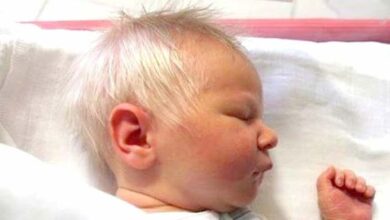 Photo of Baby born with full head of gray hair wins the hearts of all around him