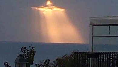 Photo of Breathtaking image of ”Jesus” appears in the sky as the sun bursts through clouds over Italy