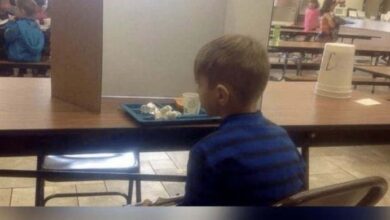 Photo of Mom visits late 6-year-old son during lunch – finds he’s been publicly ‘shamed’ by teachers