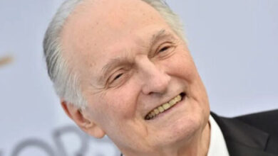 Photo of Alan Alda, star of “MAS*H,” overcame obstacles as a youth and now fights Parkinson’s