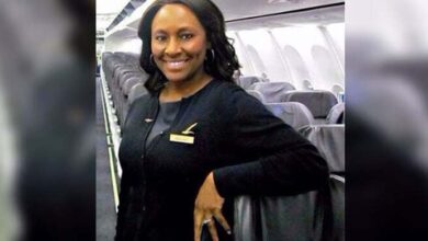 Photo of Flight attendant finds secret note in airplane toilets that reads “I need help” – immediately calls police