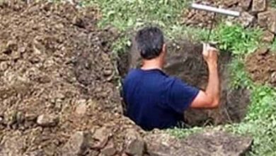Photo of A man started digging holes in the backyard – when the neighbors noticed what he was up too, they called the police immediately