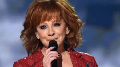 Photo of Reba McEntire Shares Difficult News with Her Fans