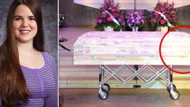 Photo of Teen Girl Dies, Then Mom Looks Closer At Her Casket And Realizes Notes Are Scribbled All Over It