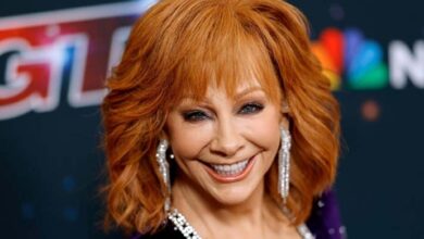 Photo of Reba McEntire, 68, divides opinion in fur coat and boot combo