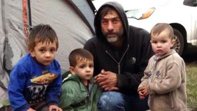 Photo of Dad of 3 Living in Tent Gives Last $2 to Stranger at Gas Station, Wakes up Owning a Big Company