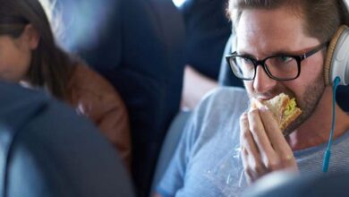 Photo of Man wonders if he’s a jerk for eating burger next to vegetarian during flight