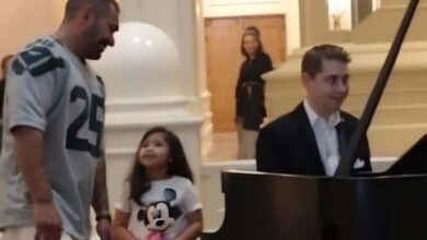 Photo of The daughter asked the pianist to play, and the father started to sing.