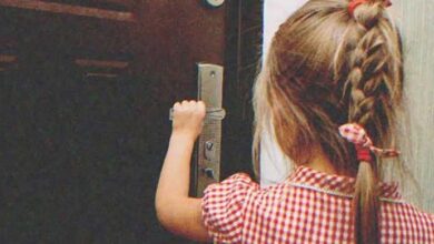 Photo of Woman Opens Her Door and Sees Crying Little Girl Who Claims Her Mom Is in the House
