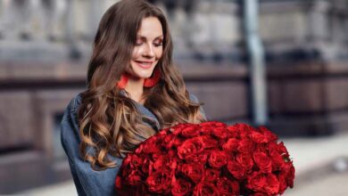 Photo of My Girlfriend Received a Rose Bouquet Delivery, but It Was Not from Me – The Truth behind It Turned My Life Upside Down
