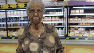 Photo of Rude Cashier Belittled Me for Being Old and Poor – A Moment Later, Karma Struck Back & My Life Changed Forever