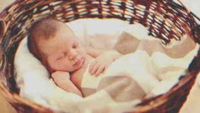 Photo of Husband Returns from Business Trip and Sees Newborn Baby on Table with Two Notes beside