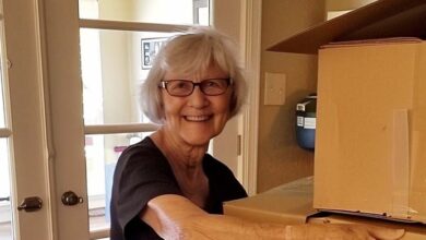 Photo of My Sweetest Old Neighbor Helped Me Unpack & Later, I Found Her Note in the Box – It Made Me Immediately Sell the House