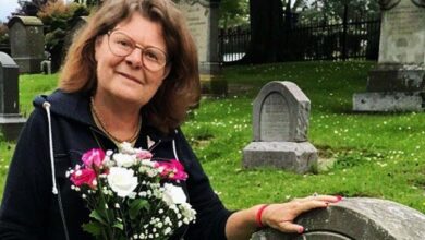 Photo of Woman Invites Man She Met Online to Her Home, Then Finds His Photo at a Cemetery Before His Arrival