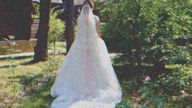 Photo of On Her Wedding Day, Bride Walks Down the Aisle and Sees Her Groom Marrying Another Woman