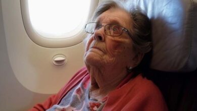 Photo of Business Class Passengers Mock Poor Old Lady, at the End of the Flight Pilot Addresses Her