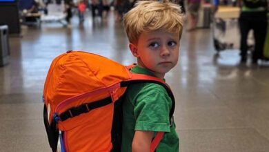 Photo of I Saw a Lost Child in the Airport — What He Had in His Backpack Made Me Gasp