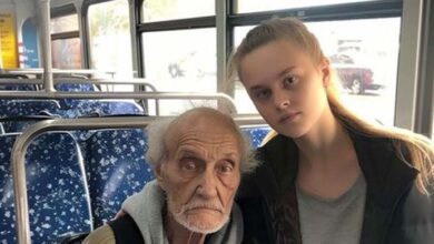 Photo of Girl Gives the Last of Her Money to Pay a Stranger’s Fine on the Bus, Cries When She Sees Him at Her Prom — Story of the Day