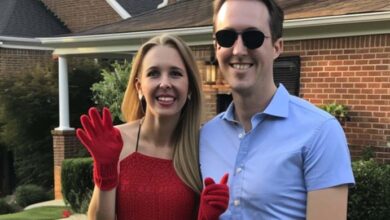 Photo of We Gathered All Our Neighbors for Our Housewarming Party and Were Shocked They All Showed up in Red Gloves