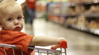 Photo of Store Worker Sees a Child Left in a Shopping Cart, but the Child Is Terrified the Moment His Supposed Mother Appears