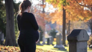 Photo of When I Visited My Fiancé’s Grave, Pregnant and Alone, I Found a Strange Phone — I Blacked Out After Picking It Up