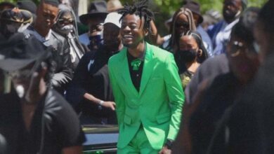 Photo of Son Arrives at Dad’s Funeral in Bright Suit Smiling, Priest Stops the Ceremony