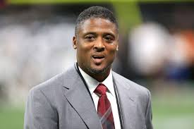 Photo of Former NFL Player Warrick Dunn Donates 173rd Home to Single Mom That’s Fully Furnished