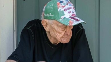 Photo of Lonely Old Man Invites Family to Celebrate His 93rd Birthday, but Only a Stranger Shows Up