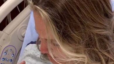 Photo of Mom gives birth to dead daughter – as she holds baby girl in her arms, husband whispers words she’ll never forget