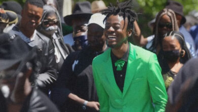 Photo of Son Arrives at Dad’s Funeral in Bright Suit Smiling, Priest Stops the Ceremony