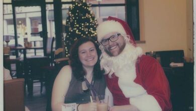 Photo of Secret Santa Asks Single Mom on a Date, but His True Identity Changes Everything