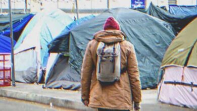 Photo of Dad of 3 Living in Tent Gives Last $2 to Stranger at Gas Station, Wakes up Owning a Big Company