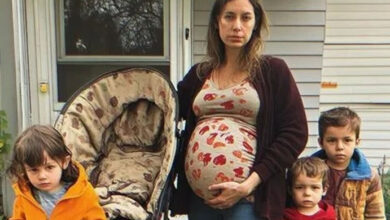 Photo of Mom Sells Old Stroller to Feed 4 Kids, Finds It on Her Doorstep the Next Day with Note Inside – Story of the Day