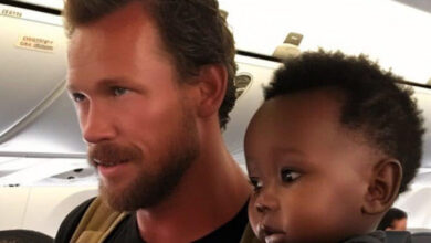 Photo of Man Offered to Help Me with My Baby on a Plane — I Was Relieved Until I Saw…