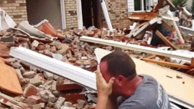 Photo of Son Who Didn’t Visit His Mother for Years Comes and Sees Her House Destroyed