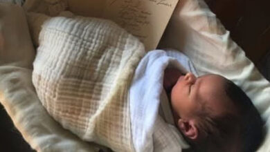 Photo of Husband Returns from Business Trip to Discover a Newborn on the Table Accompanied by Two Notes — Story of the Day