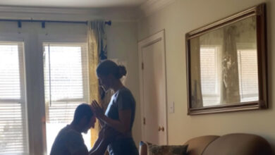 Photo of I Caught My Fiancé Kneeling Before My Mom When I Got Home from Work — I Stayed Hidden to Learn Why