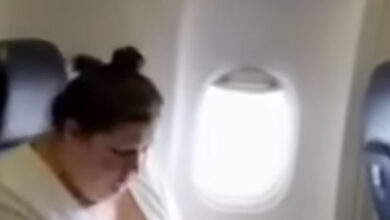Photo of Entitled Parents Told Me Not to Eat on the Plane