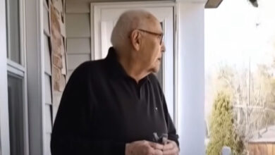 Photo of Only One Person Shows Up to Lonely Man’s 93rd Birthday